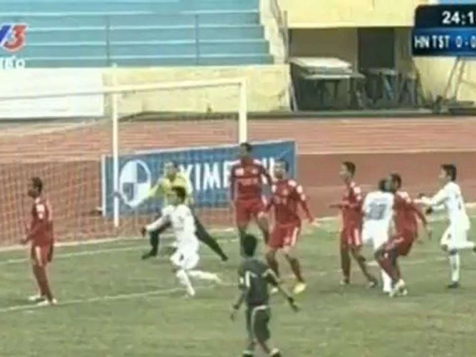 Bóng Đá + - Video clip - Bàn thắng mở tỷ số trận đấu do sai lầm của thủ môn Hoàng La (LIVE- HN T&T 1-0 B.BD) - Bong da