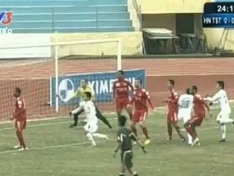 Bóng Đá + - Video clip - Bàn thắng mở tỷ số trận đấu do sai lầm của thủ môn Hoàng La (LIVE- HN T&T 1-0 B.BD) - Bong da