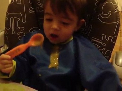 Axel mange comme un grand