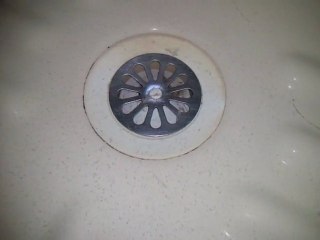 l'eau évacuée, dans l'emisphère sud, tourne dans quel sens ?