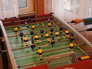 Clément joue au baby foot, avec Antoine