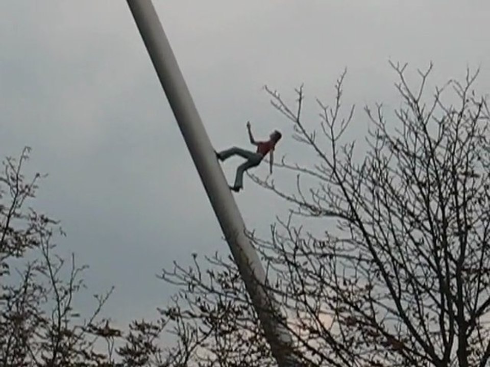 Strasbourg, France : femme qui escalade