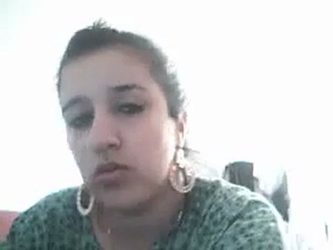 Elle chantait quand tout à coup ... SA SOEUR!