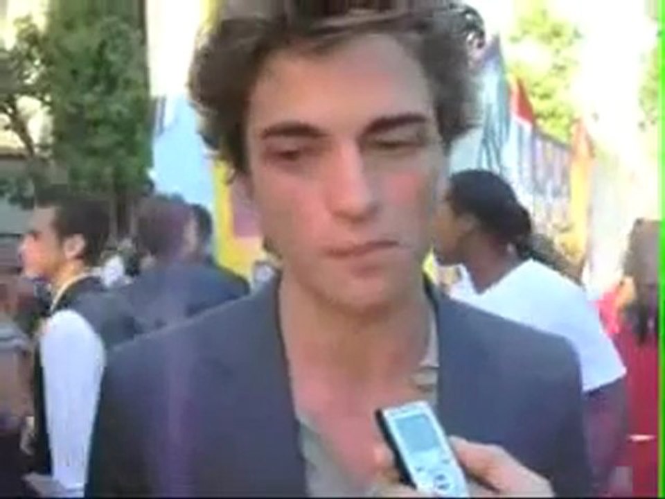 Robert Pattinson red carpet VMAs interview