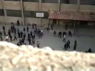 فري برس   ريف دمشق دوما رفع علم الاستلال في المدرسة 1 12 2011