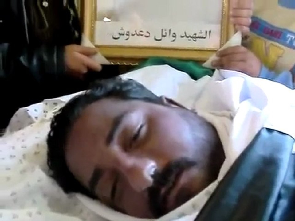 فري برس   معرة النعمان    جثمان الشهيد وائل دعدوش 3 12 2011