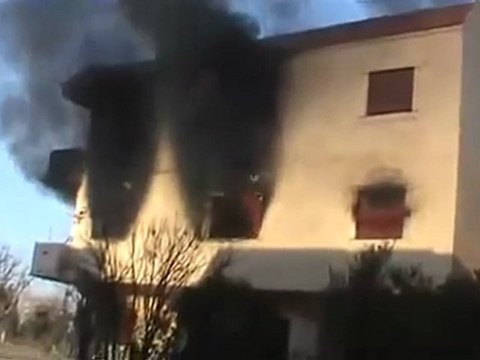 باباعمرو إحتراق أحد الأبنية السكنية جراء القصف المدفعي على الحي 3 12 2011