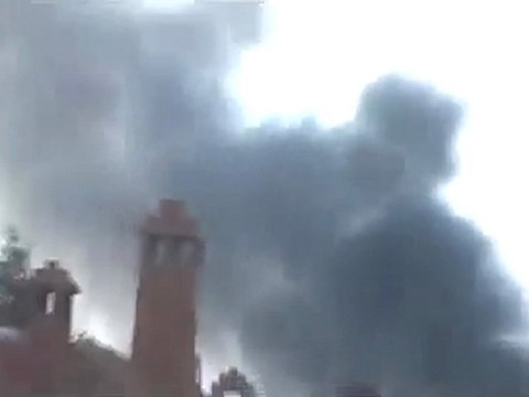 فري برس باباعمرو إحتراق المنازل وأعمدة الدخان تتصاعد منها بسبب القصف المدفعي والعشوائي على الحي 3 12 2011