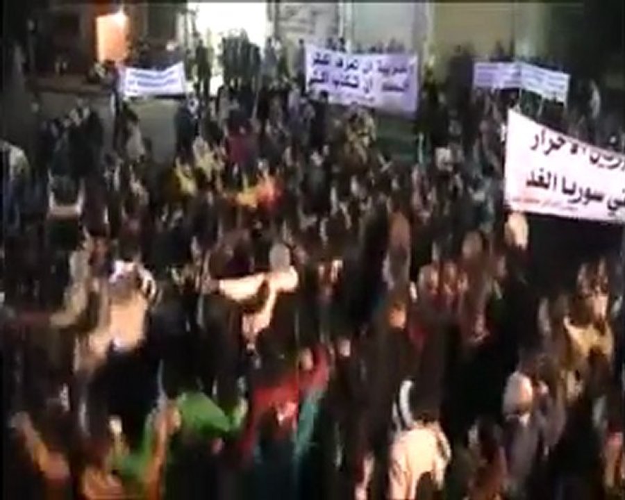 فري برس   حمص مسائية حي الخالدية رغم الحصار والنار قبل دخول الأمن وتفريق المظاهرة 4 12 2011