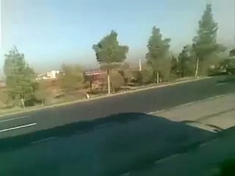 فري برس تواجد كثيف للآليات العسكرية وناقلات الدبابات في طريق حلب دمشق بالقرب من منطقة سراقب