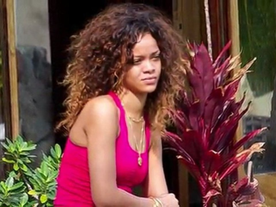 Rihanna's Smoking Break in Hawaii