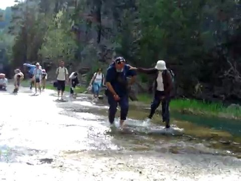 Serhan ALTINOK Doğa yürüyüşünde dere geçişi.
