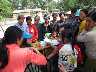 ĐOÀN TỪ THIỆN CHUNG MỘT TẤM LÒNG KHÁM BỆNH 300 DÂN NGHÈO BIÊN GIỚI 14/01/2012