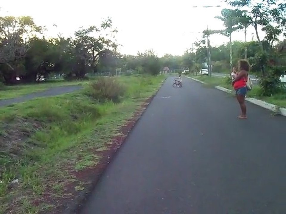 gabriel fait du velo