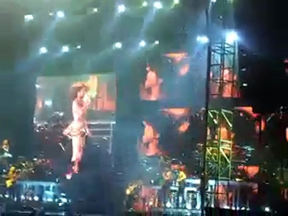 Beyoncé - Honesty / Irreplaceable @ Seoul (I Am... tour)