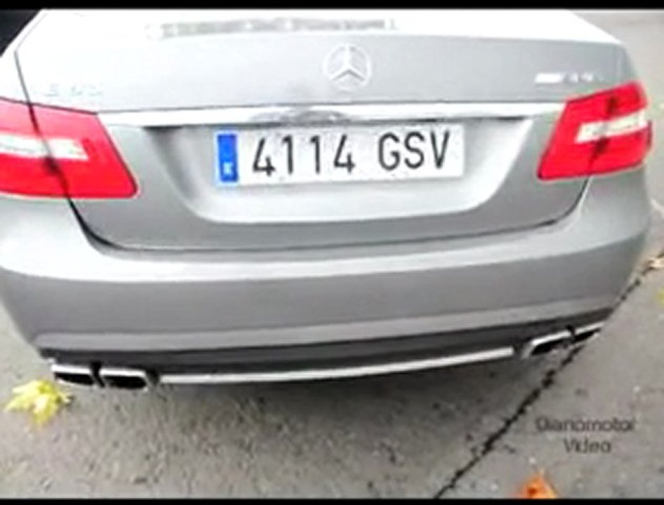 Arranque y sonido del motor del Mercedes E 63 AMG en la trasera