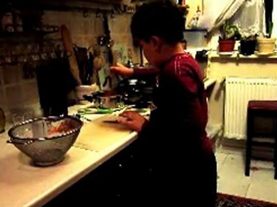 Umut Tuna Akgül Ezogelin çorba tarifi..  Extra kamera arkası görüntülerle...