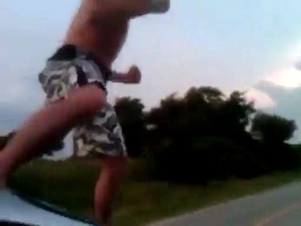 Insolite : il surfe sur le capot de sa voiture lancée à ...