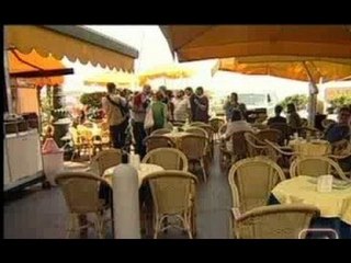 Napoli - Vigili in azione contro il 'tavolino selvaggio' a Chiaia