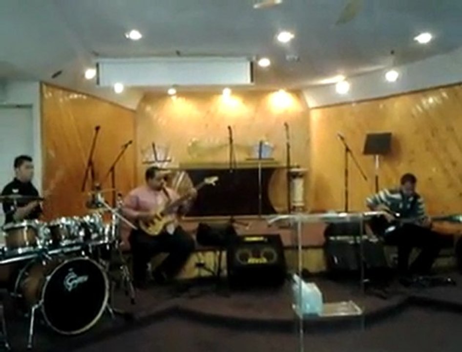 Mi Primo Martin (en el bajo) ensayando con su grupo