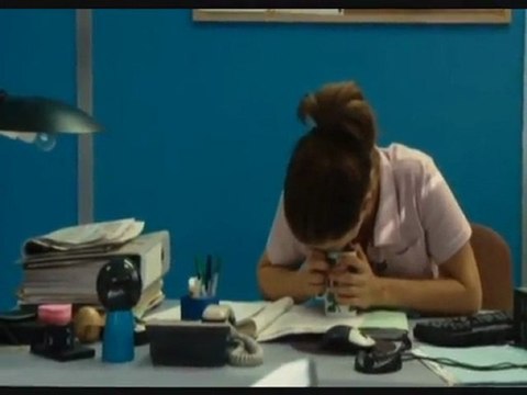 Film [Polisse] Cette fille suce pour récupéré son téléphone portable.