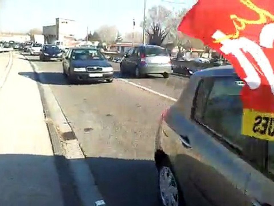 cortège vers le tribunal suite