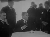 Ulu Önder Atatürk'ün Arkasından Şeftali Yiyen Adam