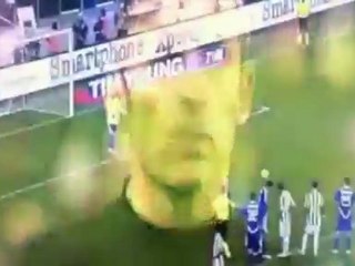 Ο γκολκίπερ της Τσεζένα κάνει νεύμα στον παίκτη της Γιουβέντους πριν το πέναλτι