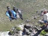 Le base-jumper Jeb Corliss se fracasse les jambes au Cap