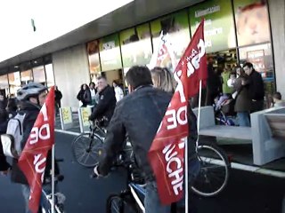Militer à vélo pour promouvoir le Front de gauche en ville