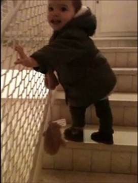 Jeanne monte les escaliers