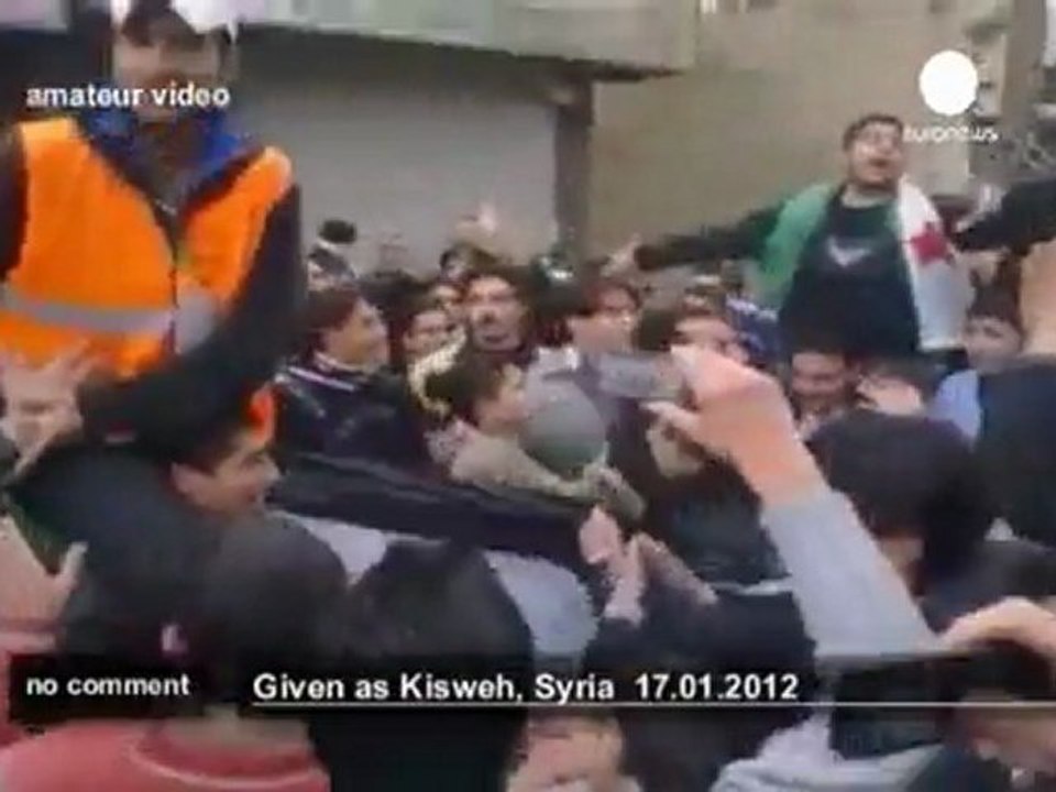 Syrians welcome Arab League observers - no comment
