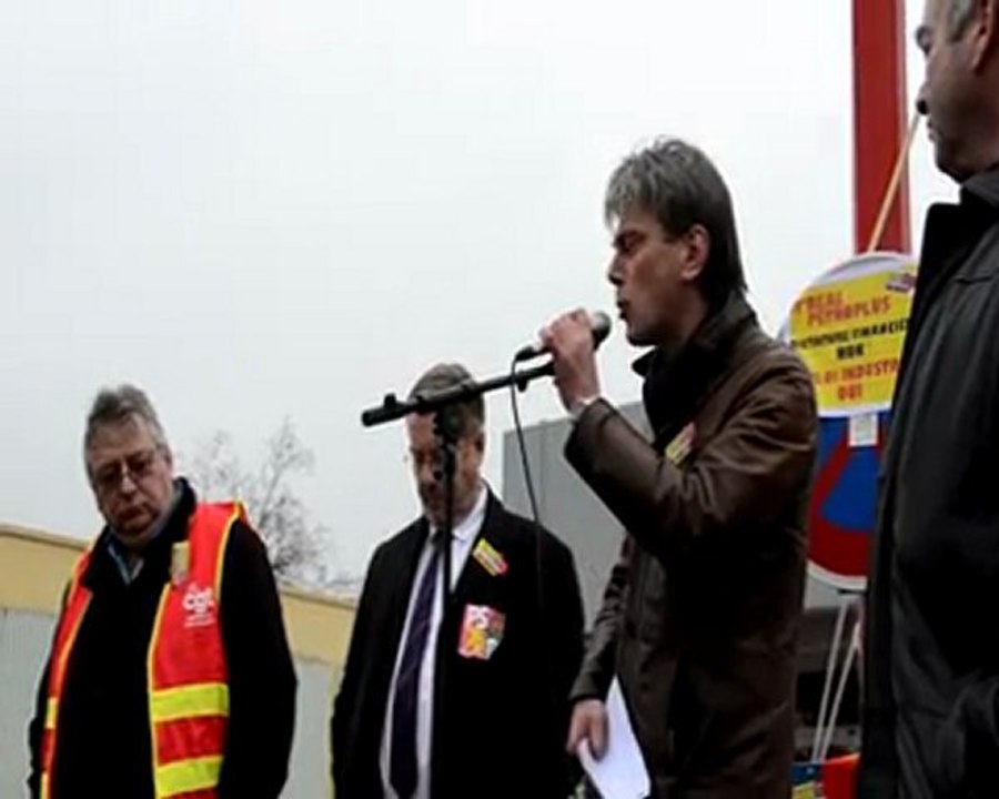 Sébastien Jumel lors de l'assemblée des salariés de Pétroplus de petit couronne le 18 janvier