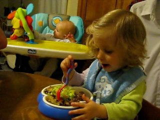 29/09/11 : pepette mange, trie et sa maman filme...