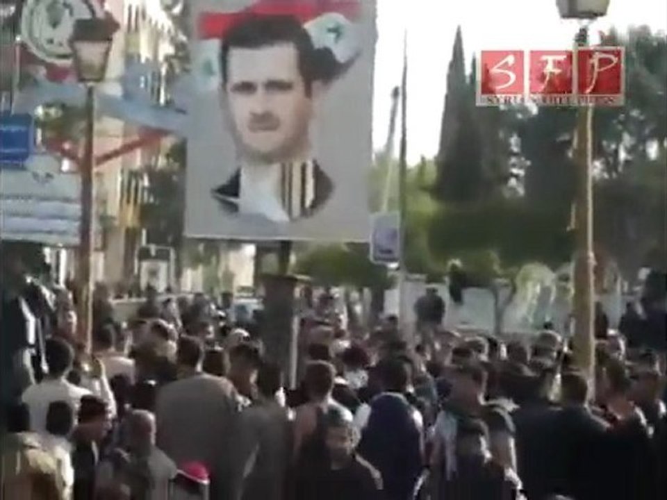 مظاهرة درعا في 28 3 2011 ضد النظام السوري و تمزيق صور بشار