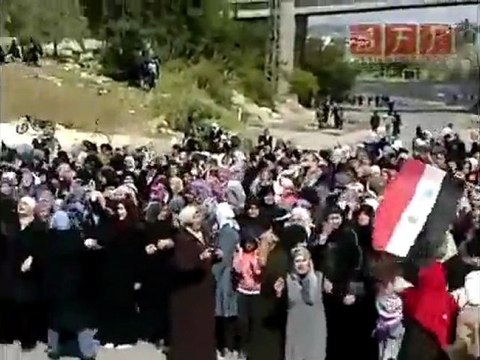 مظاهرة النساء في بانياس في 13-4-2011 جزء 1