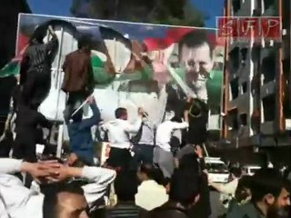 تمزيق صورة لبشار في زملكا 15-4-2011