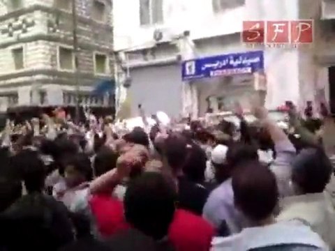 لحظة خروج الشهداء من الجامع الكبير في 18-4-2011