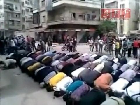 صلاة المتظاهرين في جسر الشغور 18-4-2011