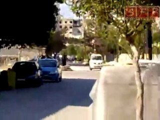 نزول الأمن و المندسين من باصات الجيش مع أسلحتهم 24-4-2011