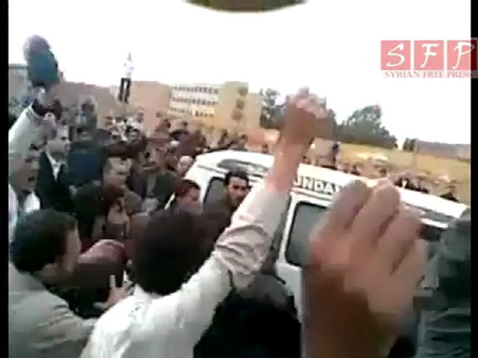 تكاتف الشباب في منطقة الطبقة في الرقة 25-4-2011