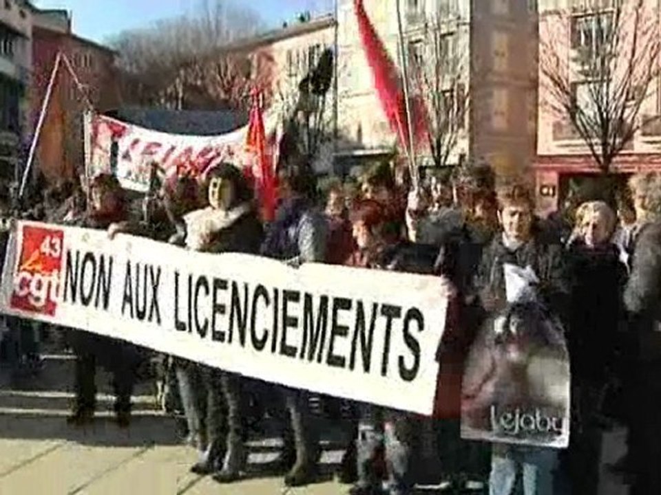 Les Lejaby devant la permanence de Wauquiez