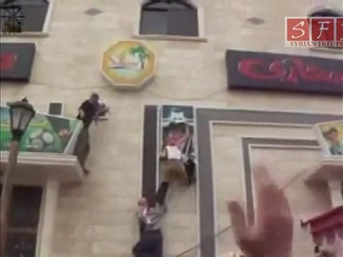 حماة لحظة التسلق من أجل إزالة صورة بشار 13-5-2011