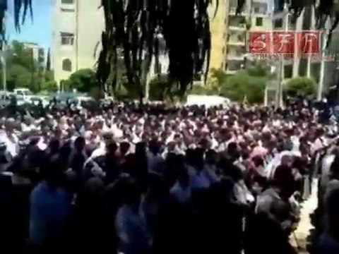 صلاة الجنازة على الشهداء الوعر حمص 21-5-2011