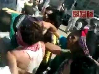 متظاهر مصاب في حماة أمام مشفى الحوراني 3-6-2011