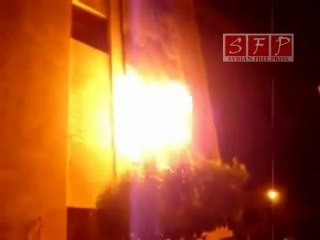 إدلب إحراق صورة كبيرة لبشار مبنى الزراعة الحكومي