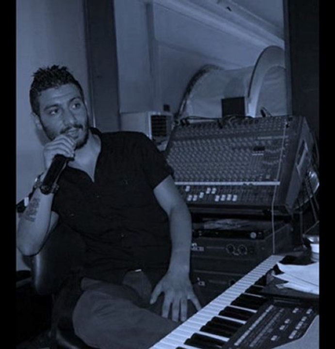 Herkez Bu Besteyi Konuşuyo Seni Facebook"ta Dürttürürmüyüm ?