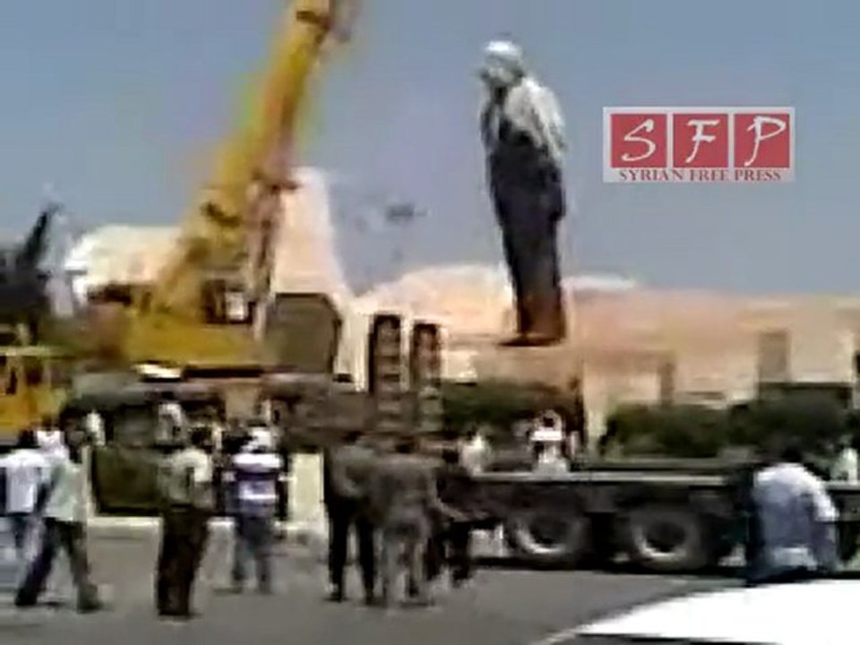 حماة إزالة صنم الهالك حافظ من عنقه 10-6-2011