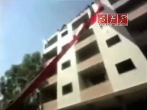 احرار معضمية الشام جمعة صالح العلي وروعة المنظر في رفع وانزال العلم على لابنية 17 6 2011