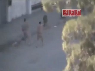 حمص الخالدية شرطي يطلق النار على المتظاهرين 1-7-2011